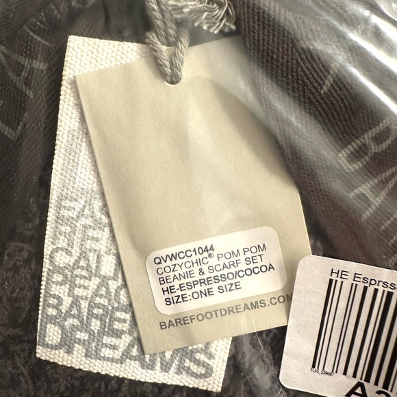 Barefoot dreams cozy chic Pom Pom beanie and scarf set - Picture 2 of 2